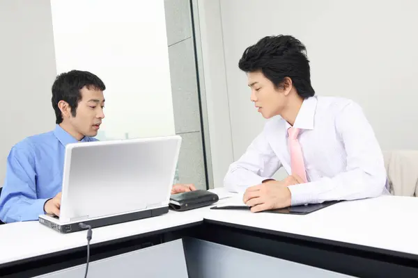 Zwei Junge Asiatische Geschäftsleute Arbeiten Büro Einem Laptop — Stockfoto
