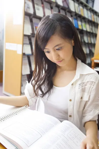 Close Portret Van Jonge Aziatische Vrouw Student Studeren Bibliotheek — Stockfoto