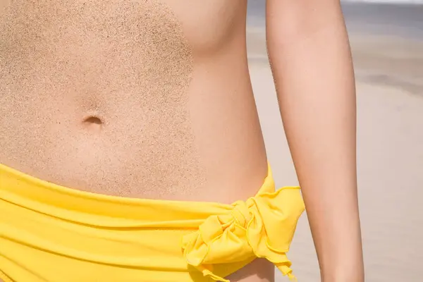 Przycięte Zdjęcie Kobiety Noszącej Żółty Strój Kąpielowy Stojącej Plaży — Zdjęcie stockowe