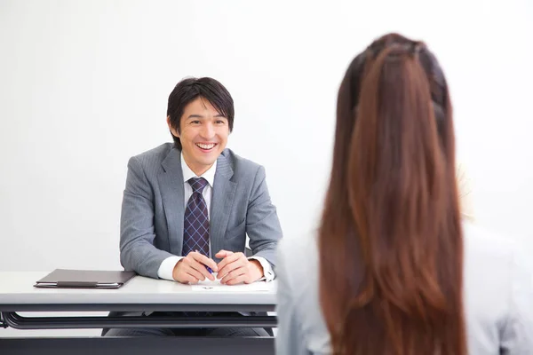Japońscy Biznesmeni Pracujący Razem Biurze Koncepcja Spotkania Biznesowego — Zdjęcie stockowe