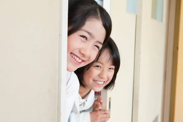 Portret Van Gelukkig Aziatische Schoolmeisjes Invoeren Van Klaslokaal — Stockfoto