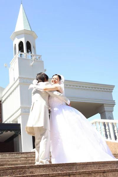 Feliz Asiático Casal Recém Casados Posando Livre — Fotografia de Stock