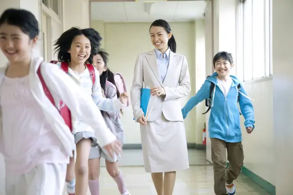 Okul Çocukları Koridorda Yürüyor — Stok fotoğraf