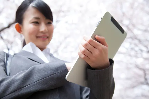 Портрет Красивой Молодой Японской Предпринимательницы Использующей Цифровые Планшеты Парке Время — стоковое фото