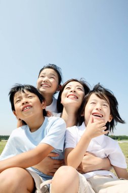 Dört kişilik aile köprünün üzerinde nehrin keyfini çıkarıyor. 