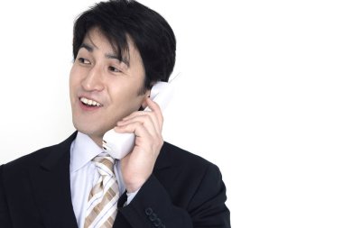 beyaz arka planda telefonda konuşan işadamı 