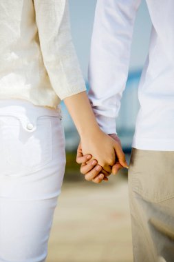 Genç çift el ele tutuşuyor, kapatın.