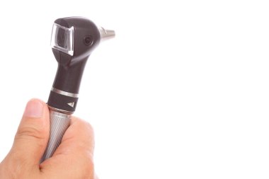 Doktorlar ellerinde kulak muayenesi için bir otoskop tutuyorlar.