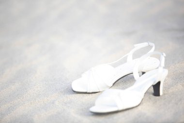 Kumsalda beyaz ayakkabılar 