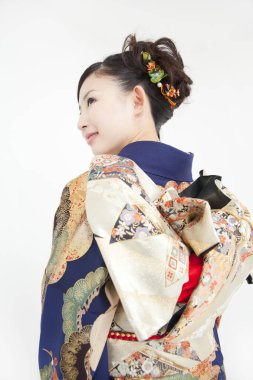 Geleneksel giysiler içinde muhteşem Japon kadın portresi