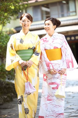 Geleneksel kıyafetler içinde iki güzel Asyalı kadın