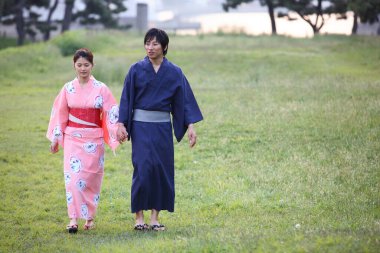 Geleneksel Japon kimonolu Asyalı çift  