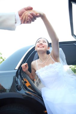 Gelin arabadan iniyor.