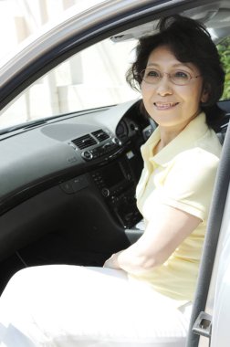Arabada oturan Asyalı kadın.
