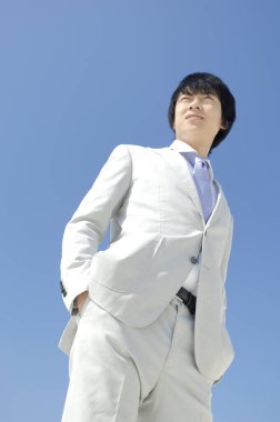 Gökyüzünde Asyalı bir iş adamının portresi