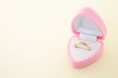 nişan yüzüğü pembe kutusunda
