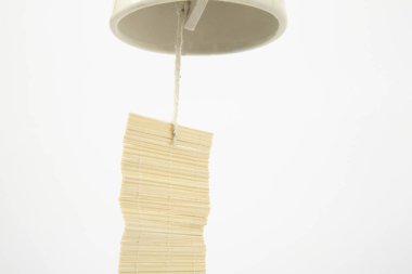 Beyaz arka plandaki güzel Japon rüzgar çanı manzarasını kapat