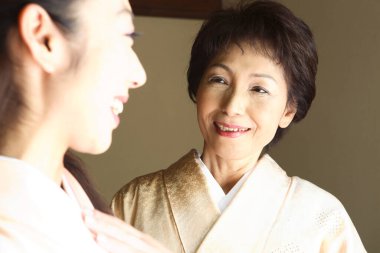 Geleneksel kimonolu iki güzel Asyalı kadının portresi. 