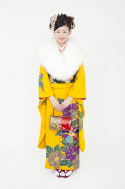 Güzel Asyalı kadın beyaz arka planda geleneksel kimono giyiyor. 