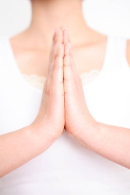 Kadınlar el ele tutuşur.