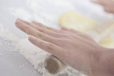 Hamur işleriyle uğraşan Asyalı kadın kurabiyeler yapıyor.