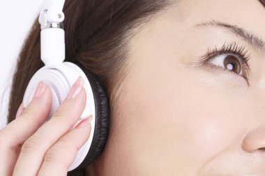 Müzik kulaklık ile kadın yakın çekim