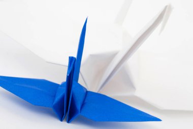 Beyaz arkaplanda origami vinçlerinin yakın plan görüntüsü              