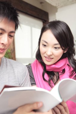 Kafede menü okuyan Asyalı çifti kapatın.