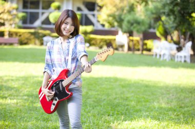 Gitarlı genç Japon üniversite öğrencisi.