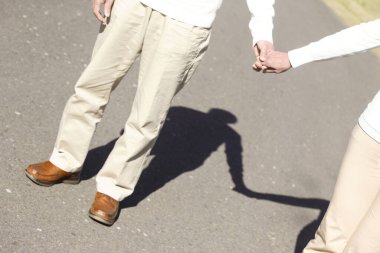 El ele tutuşan yaşlı çiftin ellerini kapatın. 