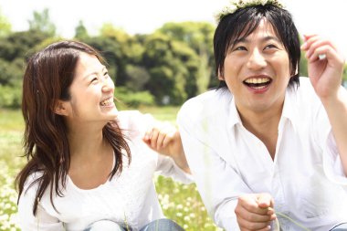 Yaz parkında genç bir Asyalı çift 