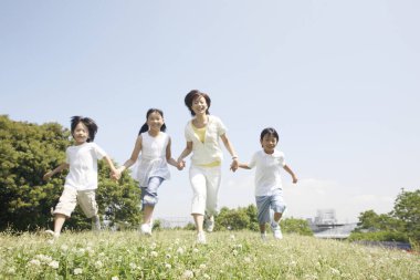 Aile tarlada koşuyor, gülümsüyor