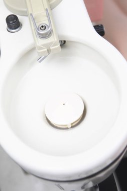 Laboratuvar öğütme makinesi ekipmanları kullanarak seramik disk parlatılıyor