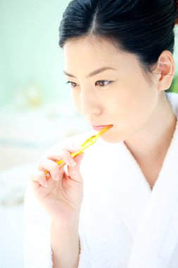 Dişlerini fırçalayan Asyalı Kadın 