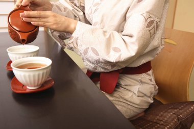 Çay seremonisindeki Asyalı kadın