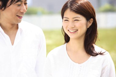 Açık havada aşık gülümseyen bir çift