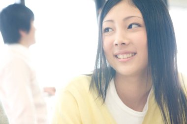 Gülümseyen kadın öğrenci portreyi yakından çek 