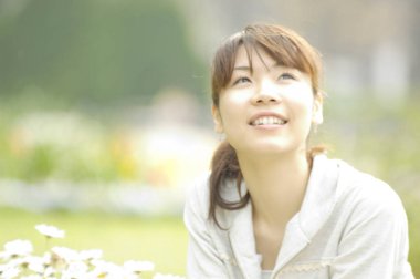 Asyalı kadın parkta gülümseyen