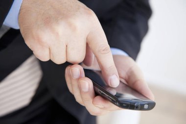 Akıllı telefon kullanan adam.