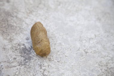 Sert yüzeyde duran tek kahverengi nesne