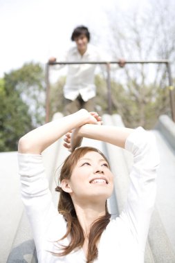 Genç Asyalı çift dışarıda poz veriyor. 