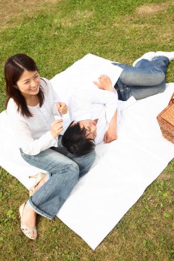 Yaz parkında genç bir Asyalı çift 