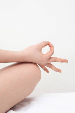 Beyaz arka plan üzerinde meditasyon yapan kadın, kırpılmış bölüm  