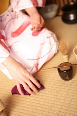 Tatami 'de geleneksel çay seremonisi yapan kişi