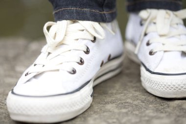 Spor ayakkabı giyen adam, yaklaş. 