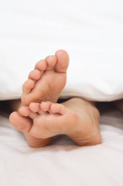 Ayaklar yatakta, manzara kapalı. 