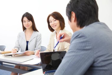 Japon iş adamları ofiste birlikte çalışıyorlar. iş toplantısı kavramı 