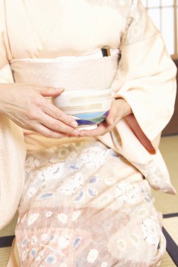 Genç ve güzel Asyalı kadın çay seremonisinde.