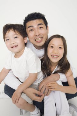 Japon babanın portresi ve çocuklar birlikte poz veriyor.