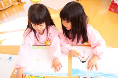 Asyalı kızların çizimlerini kapat 